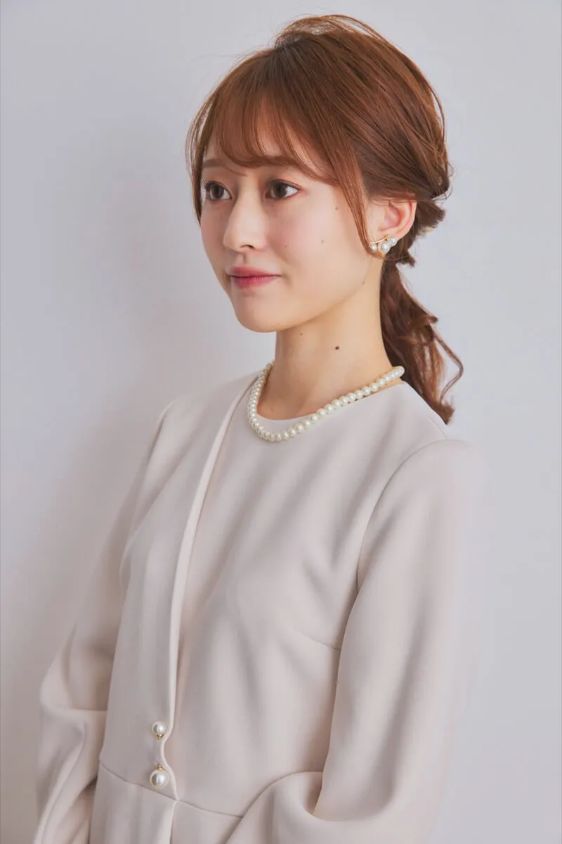 ベージュのパール付ペプラムパンツセレモニースーツセット