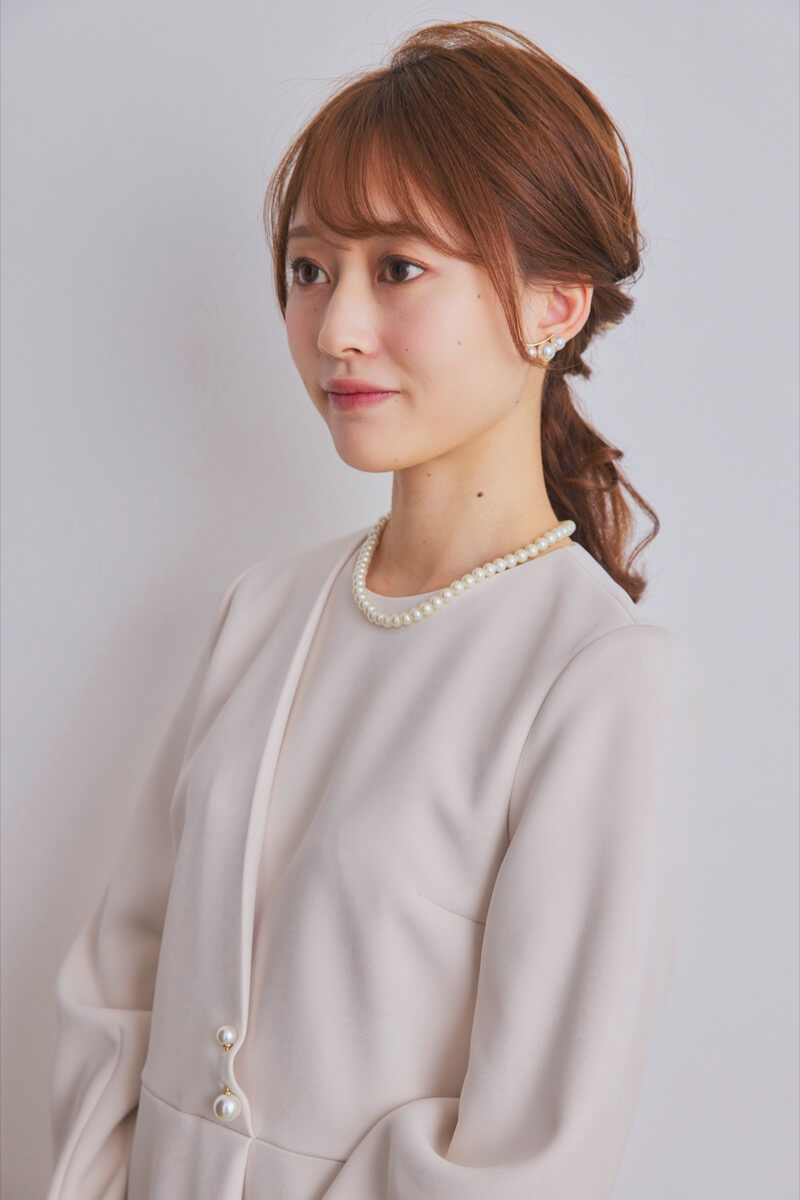 ベージュのパール付ペプラムパンツセレモニースーツセット