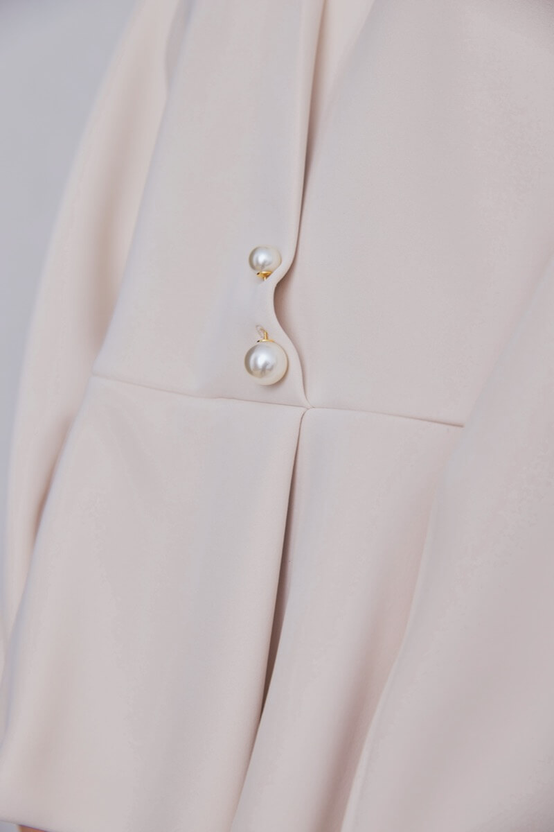 ベージュのパール付ペプラムパンツセレモニースーツセット