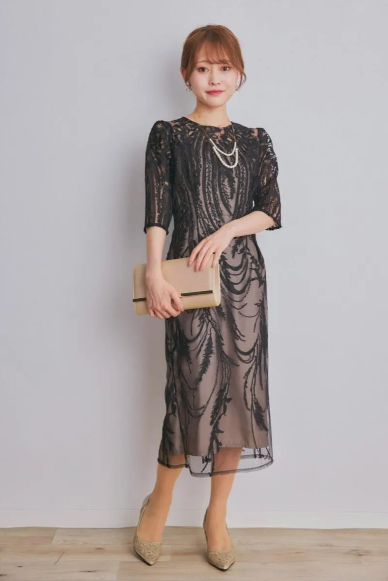 ブラックのボタニカル刺繍ドレス