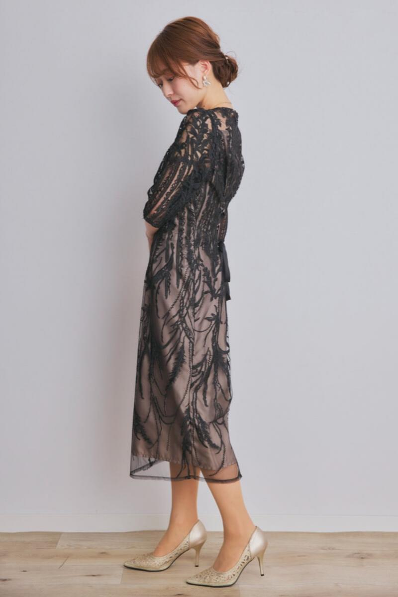 ブラックのボタニカル刺繍ドレス