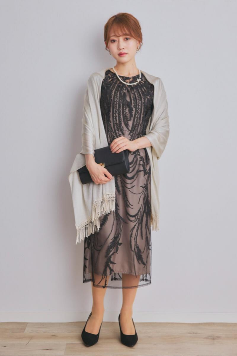 ブラックのボタニカル刺繍ドレス