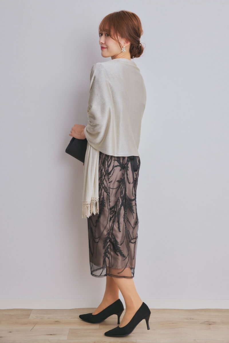 ブラックのボタニカル刺繍ドレス