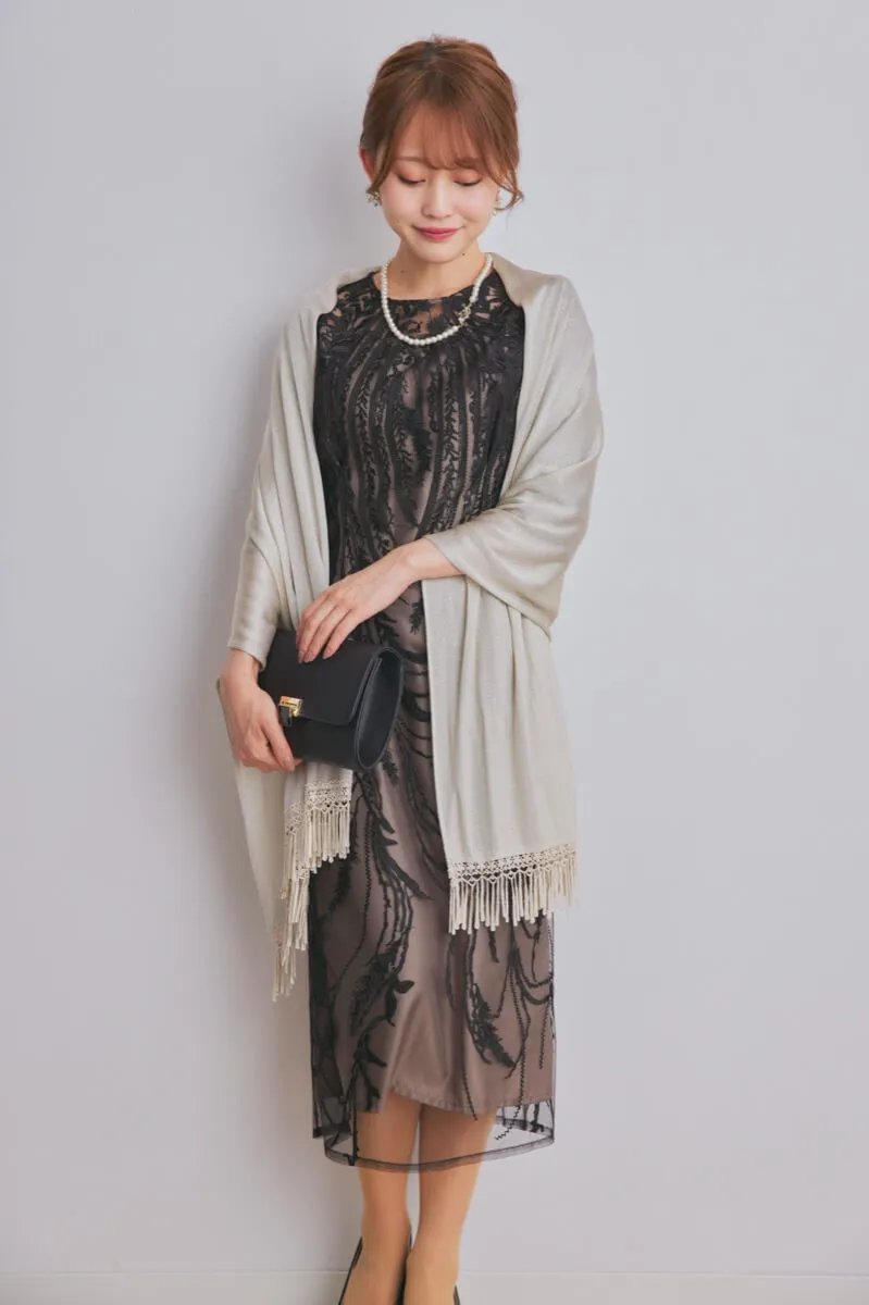 ブラックのボタニカル刺繍ドレス