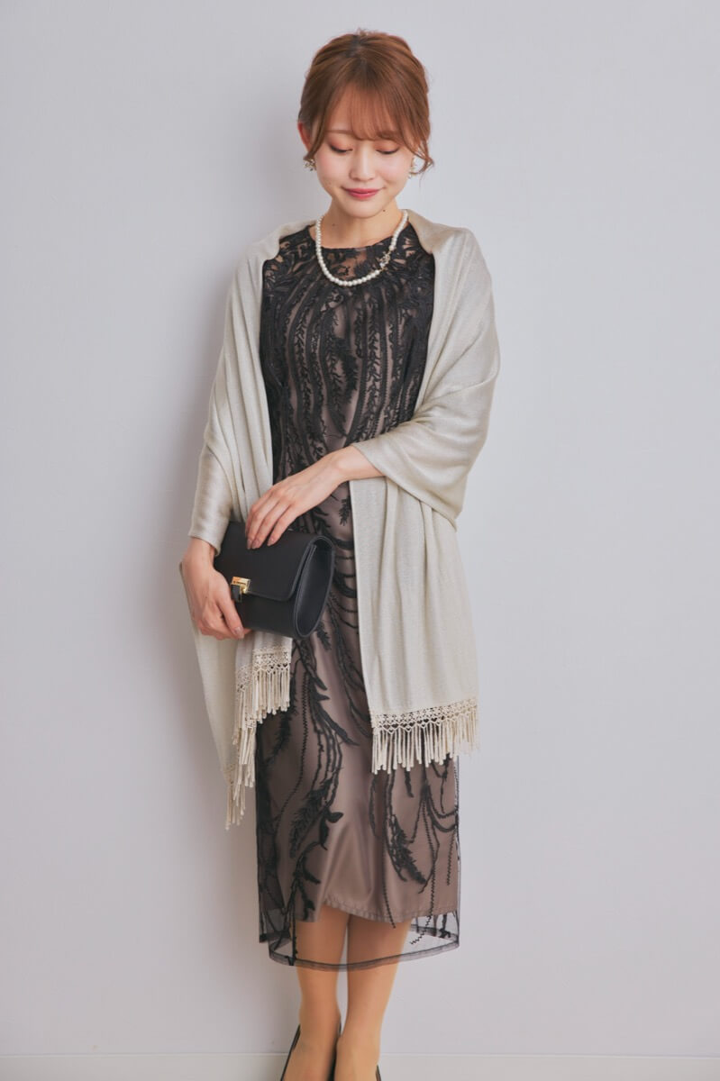 ブラックのボタニカル刺繍ドレス