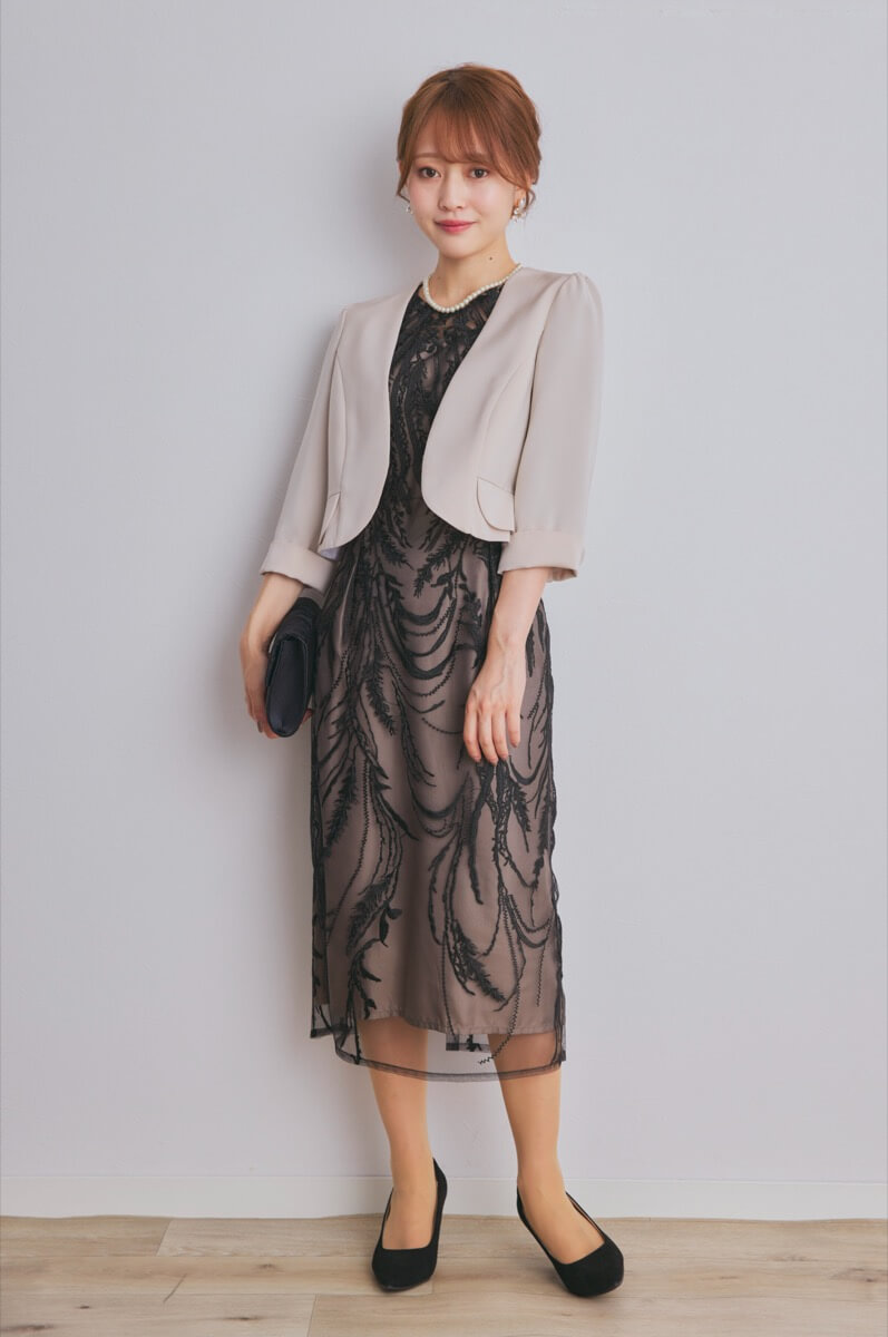 ブラックのボタニカル刺繍ドレス