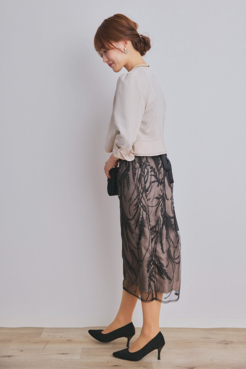 ブラックのボタニカル刺繍ドレス