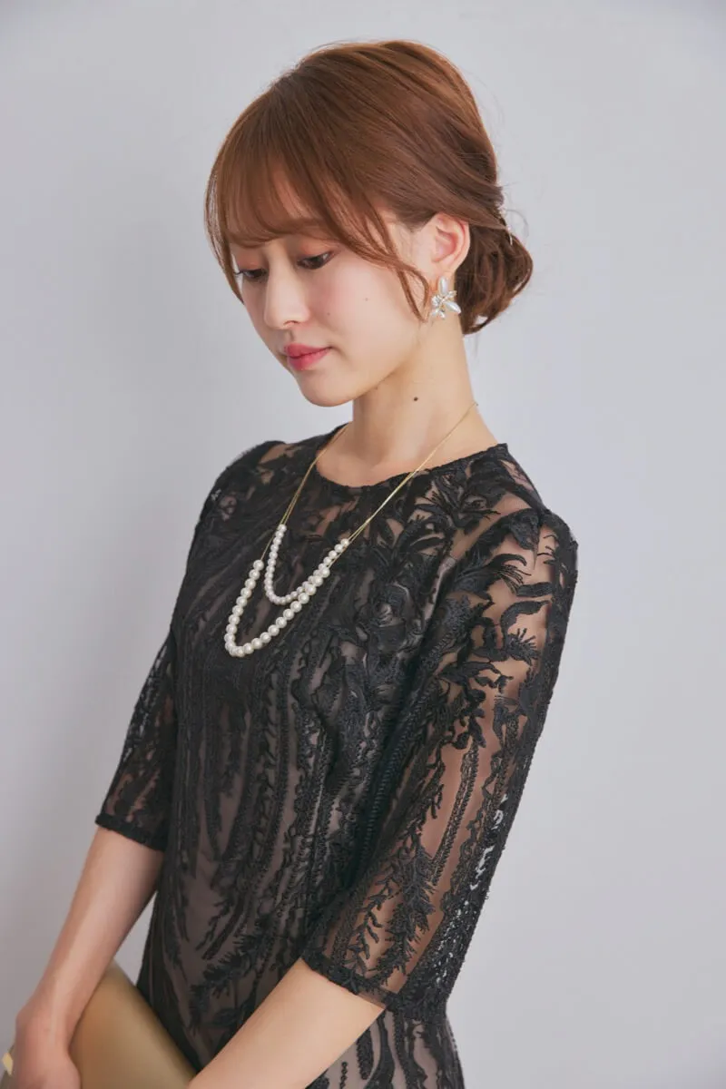 ブラックのボタニカル刺繍ドレス