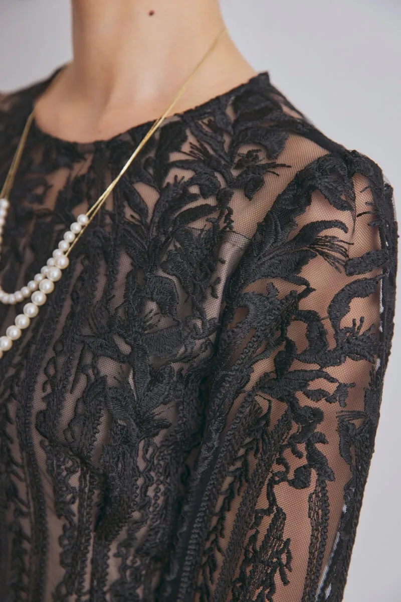 ブラックのボタニカル刺繍ドレス