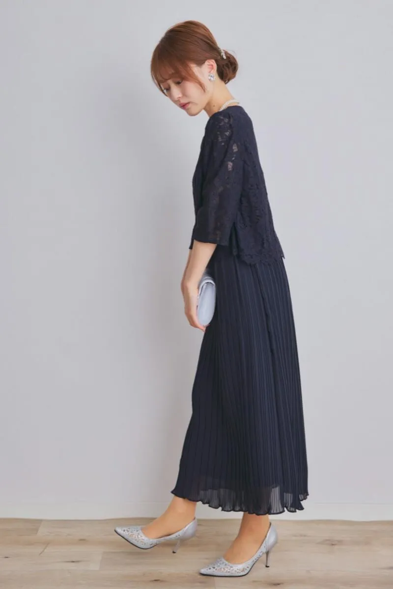 ネイビーのレースコンビプリーツドレス