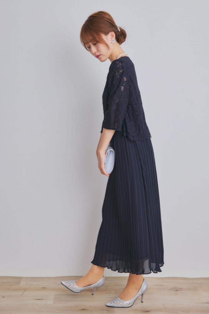 ネイビーのレースコンビプリーツドレス