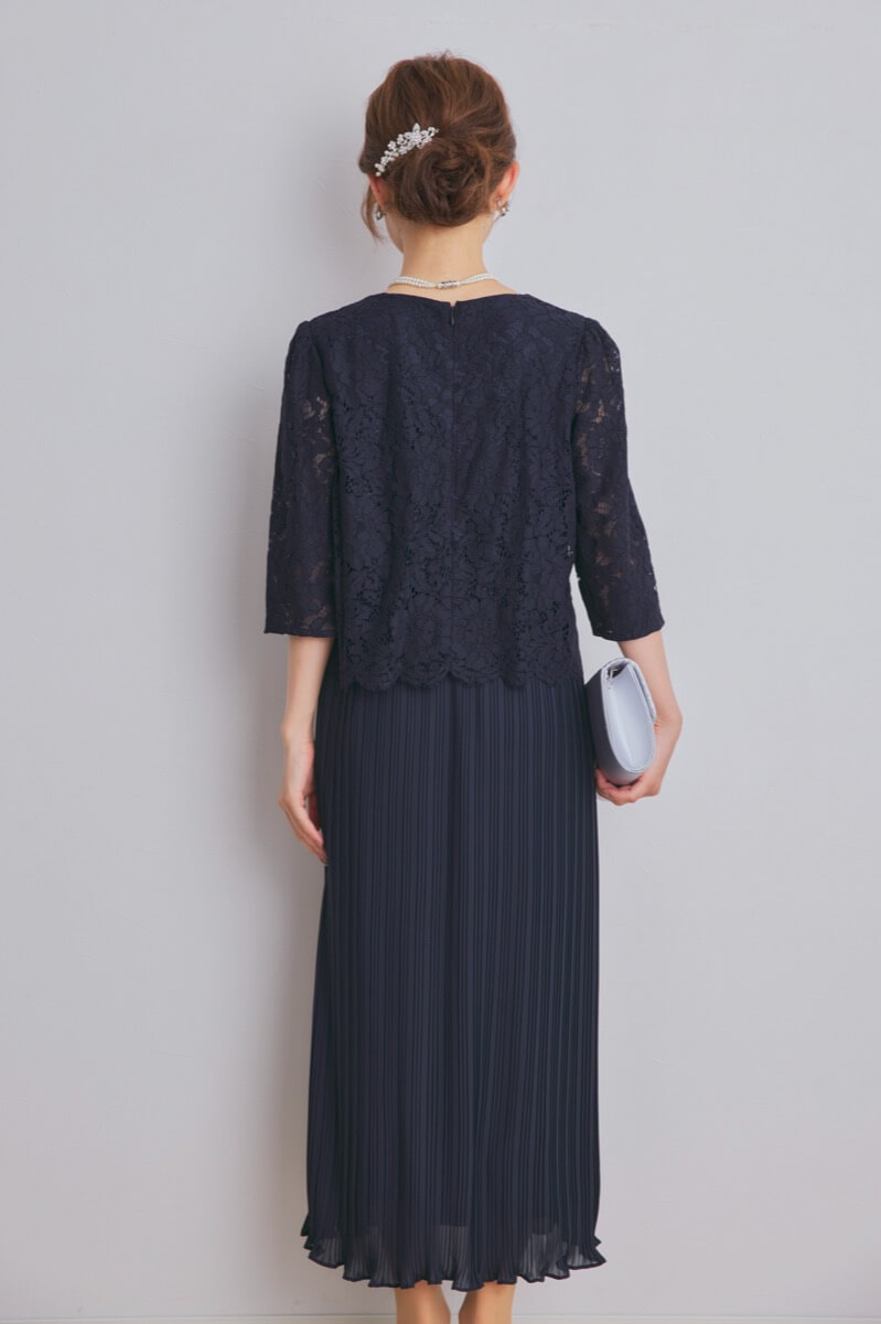 ネイビーのレースコンビプリーツドレス