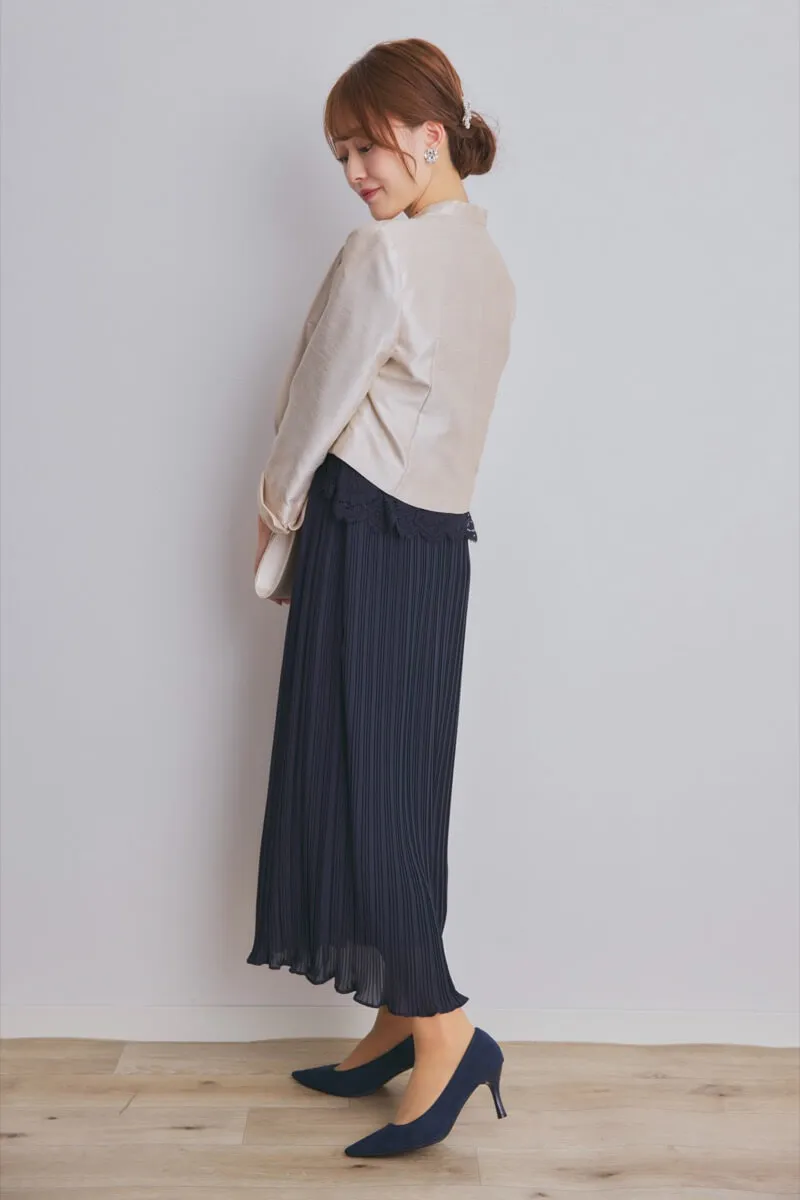 ネイビーのレースコンビプリーツドレス