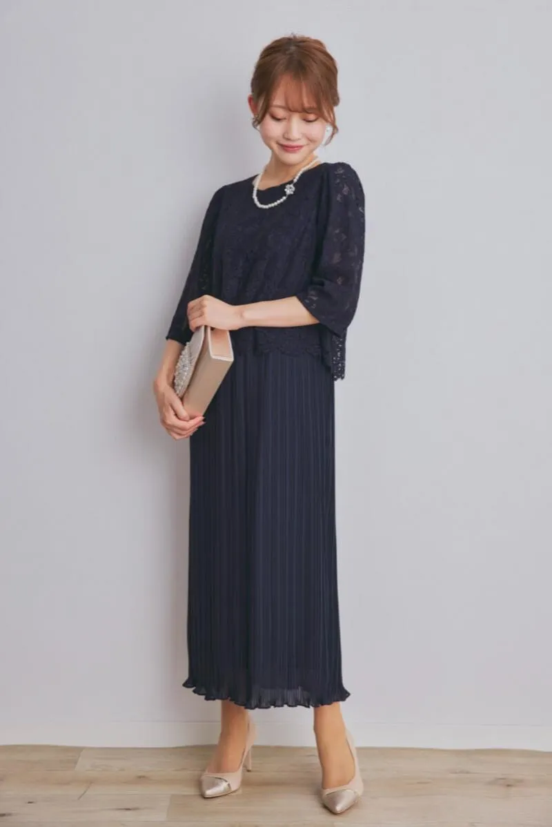 ネイビーのレースコンビプリーツドレス