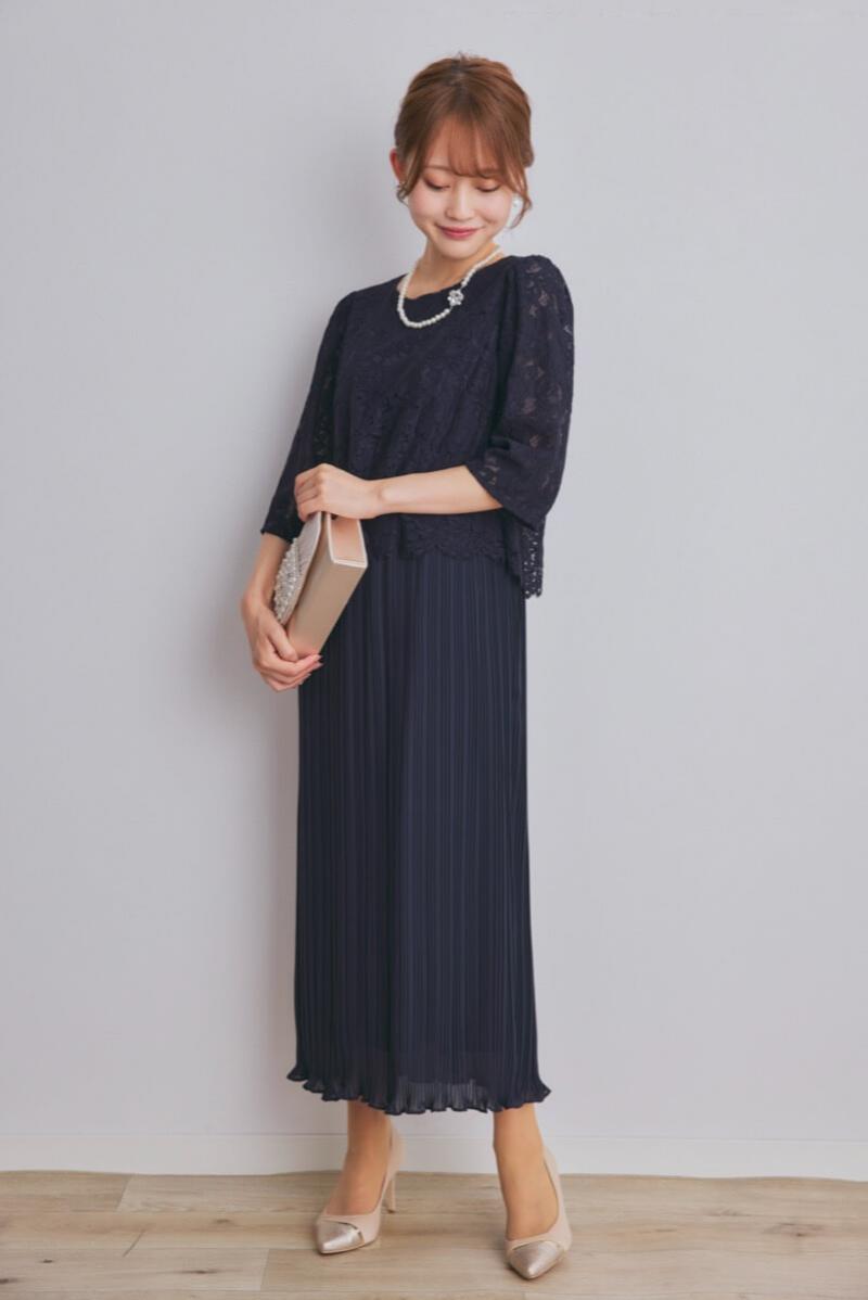 ネイビーのレースコンビプリーツドレス