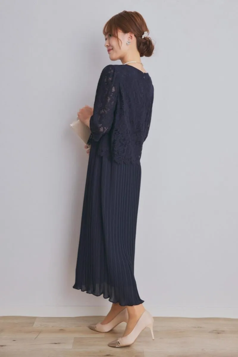 ネイビーのレースコンビプリーツドレス
