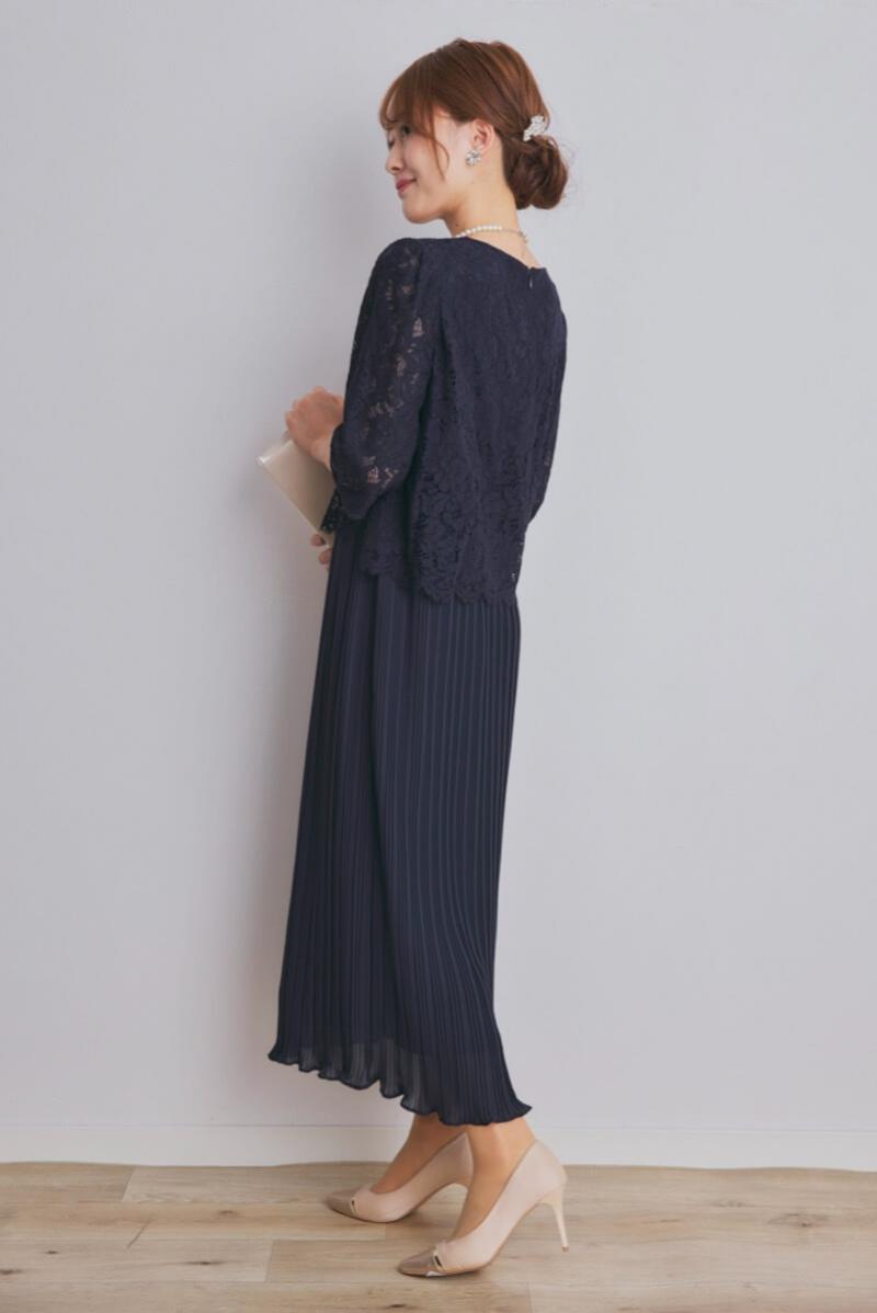 ネイビーのレースコンビプリーツドレス