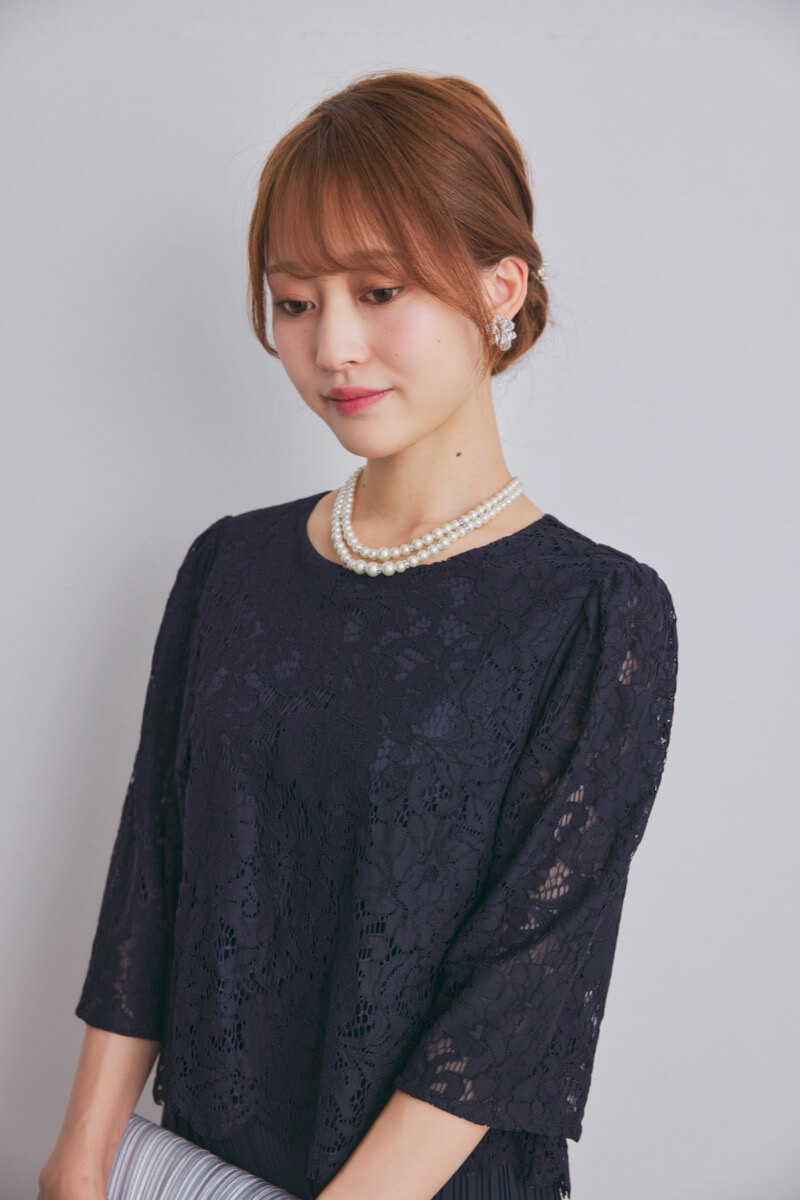 ネイビーのレースコンビプリーツドレス