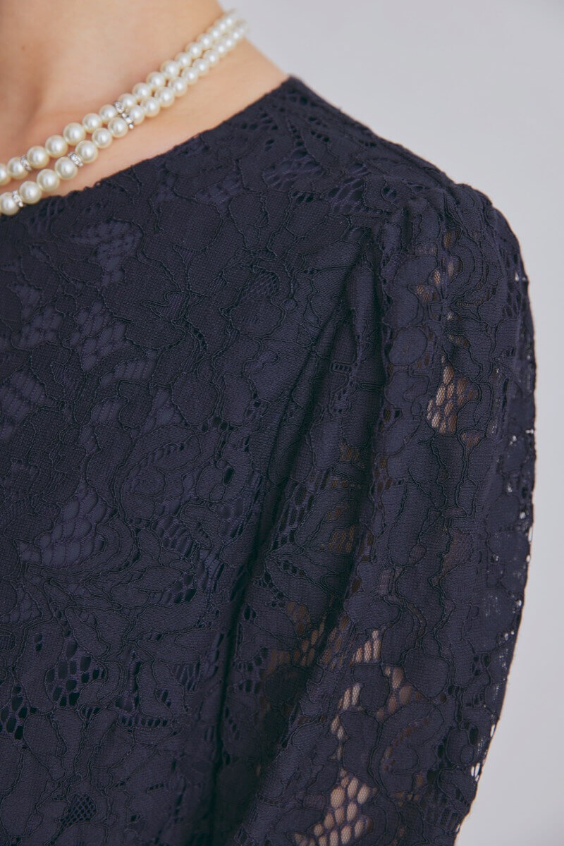 ネイビーのレースコンビプリーツドレス