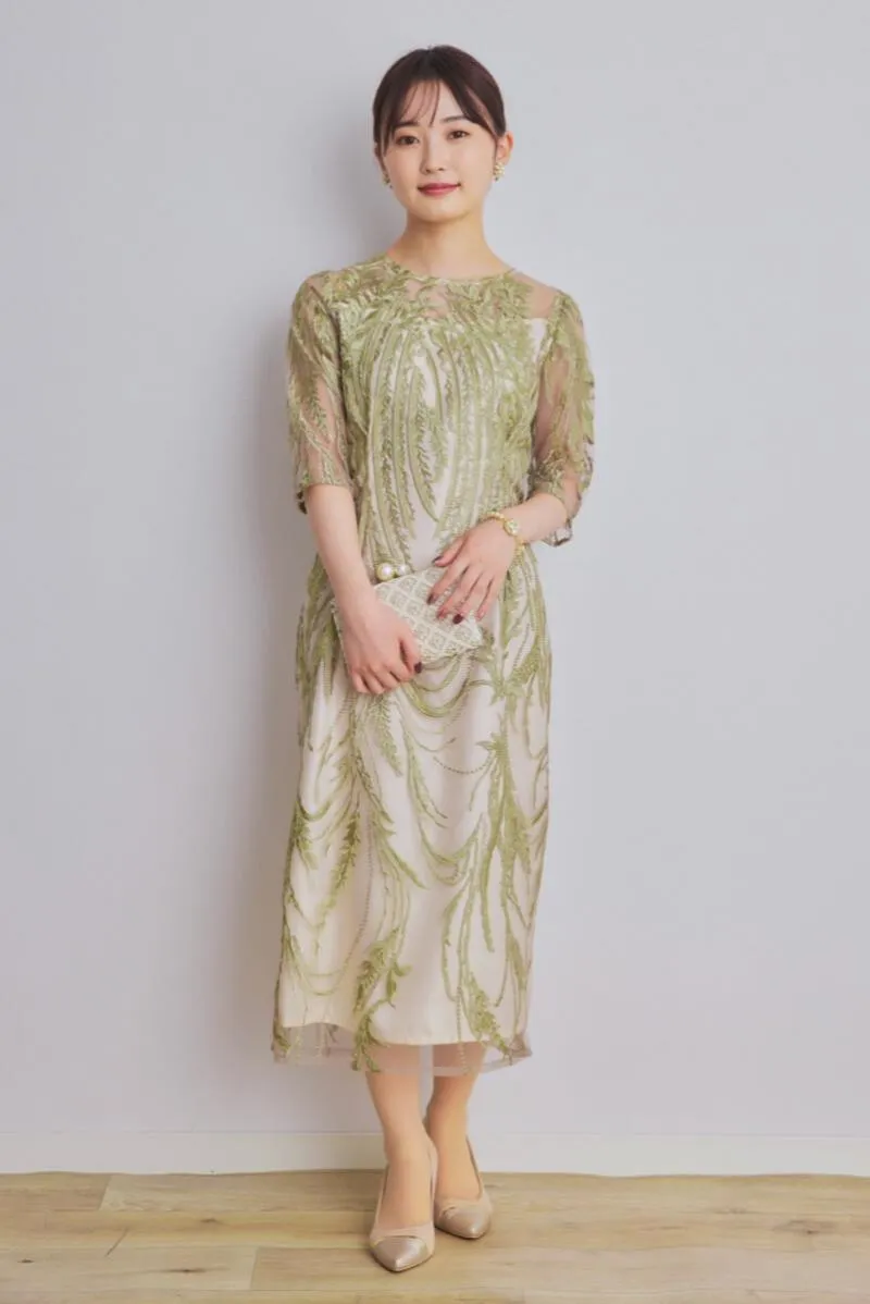 ライトグリーンのボタニカル刺繍ドレス