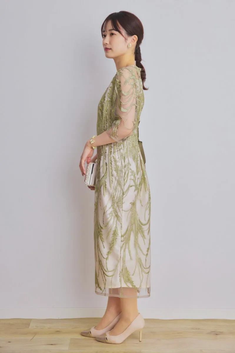ライトグリーンのボタニカル刺繍ドレス