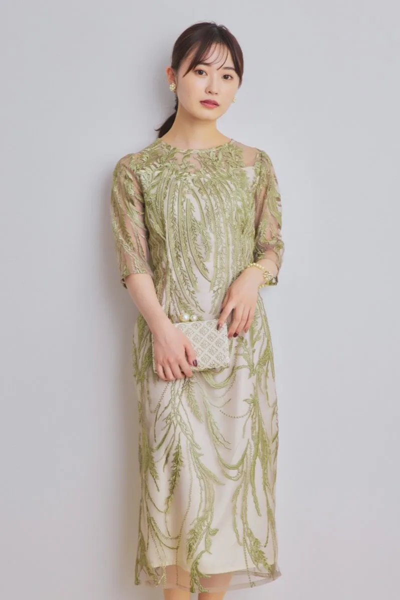 ライトグリーンのボタニカル刺繍ドレス