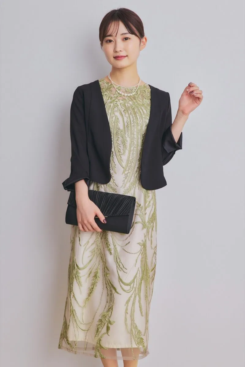 ライトグリーンのボタニカル刺繍ドレス