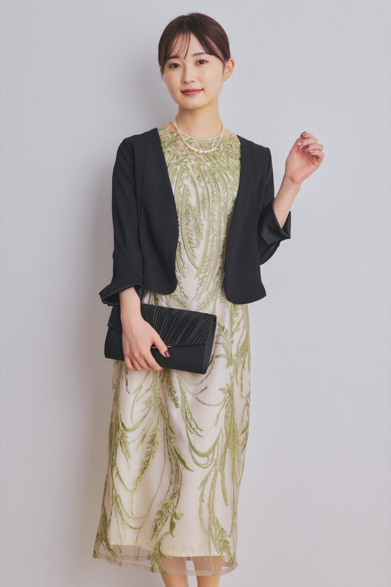 ライトグリーンのボタニカル刺繍ドレス