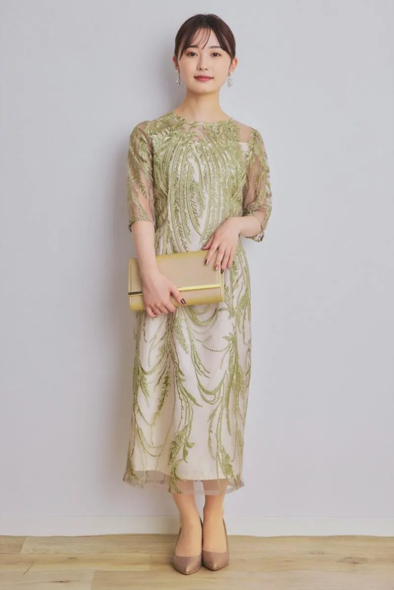ライトグリーンのボタニカル刺繍ドレス