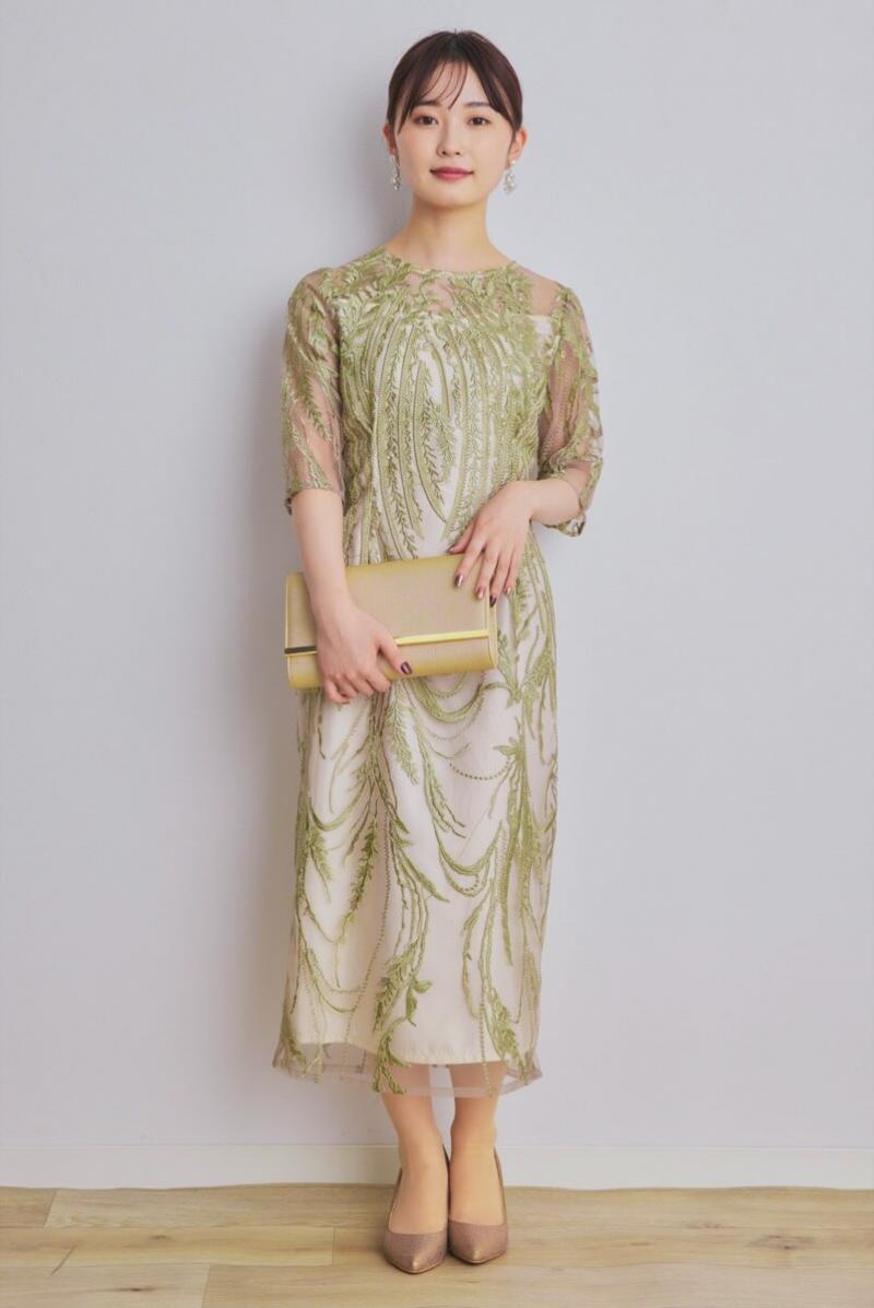 ライトグリーンのボタニカル刺繍ドレス