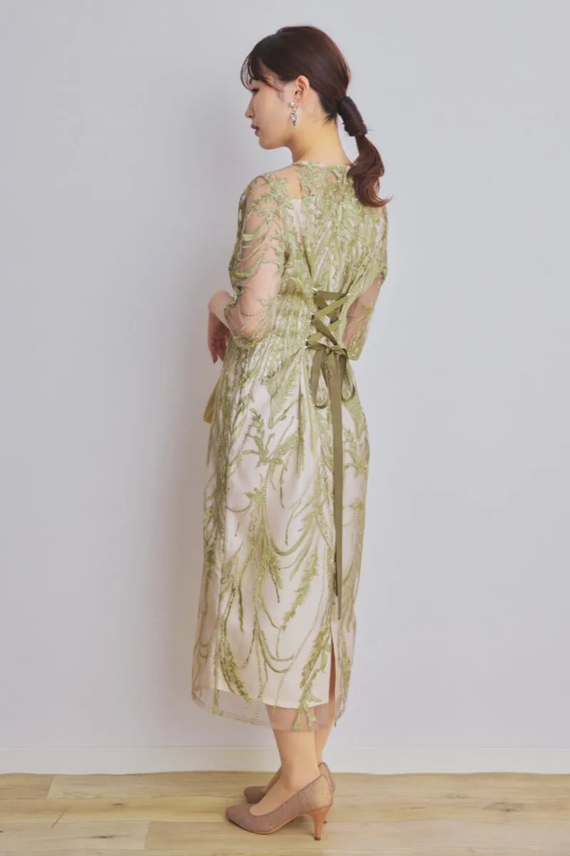 ライトグリーンのボタニカル刺繍ドレス
