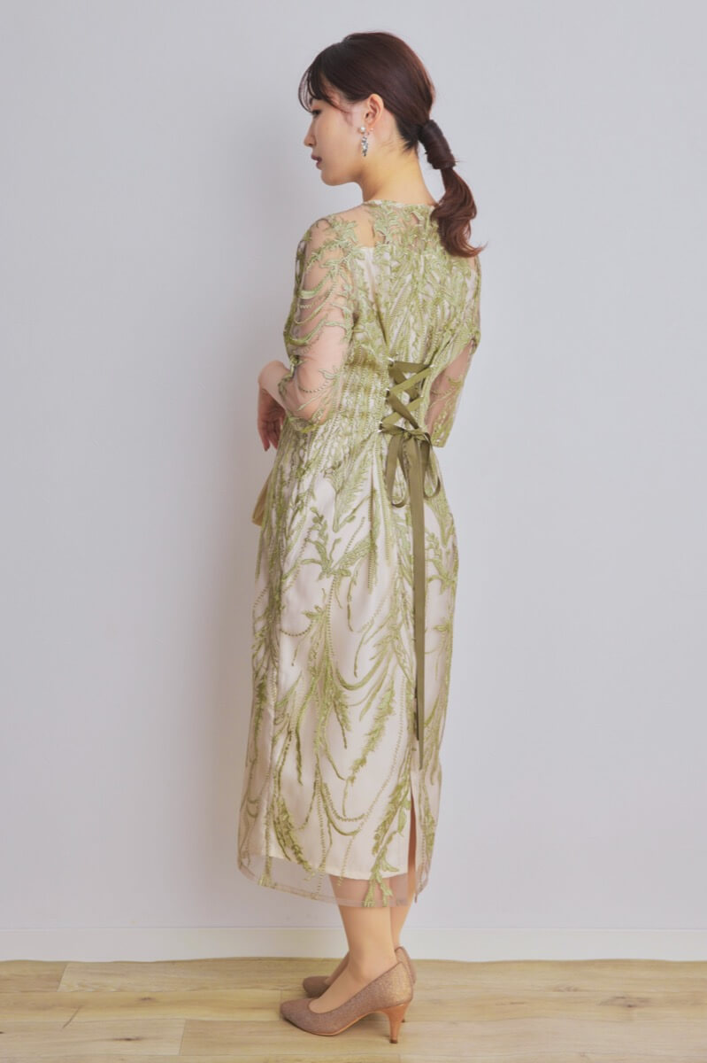ライトグリーンのボタニカル刺繍ドレス