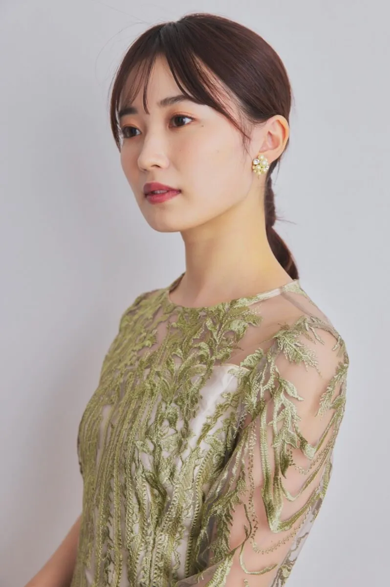 ライトグリーンのボタニカル刺繍ドレス