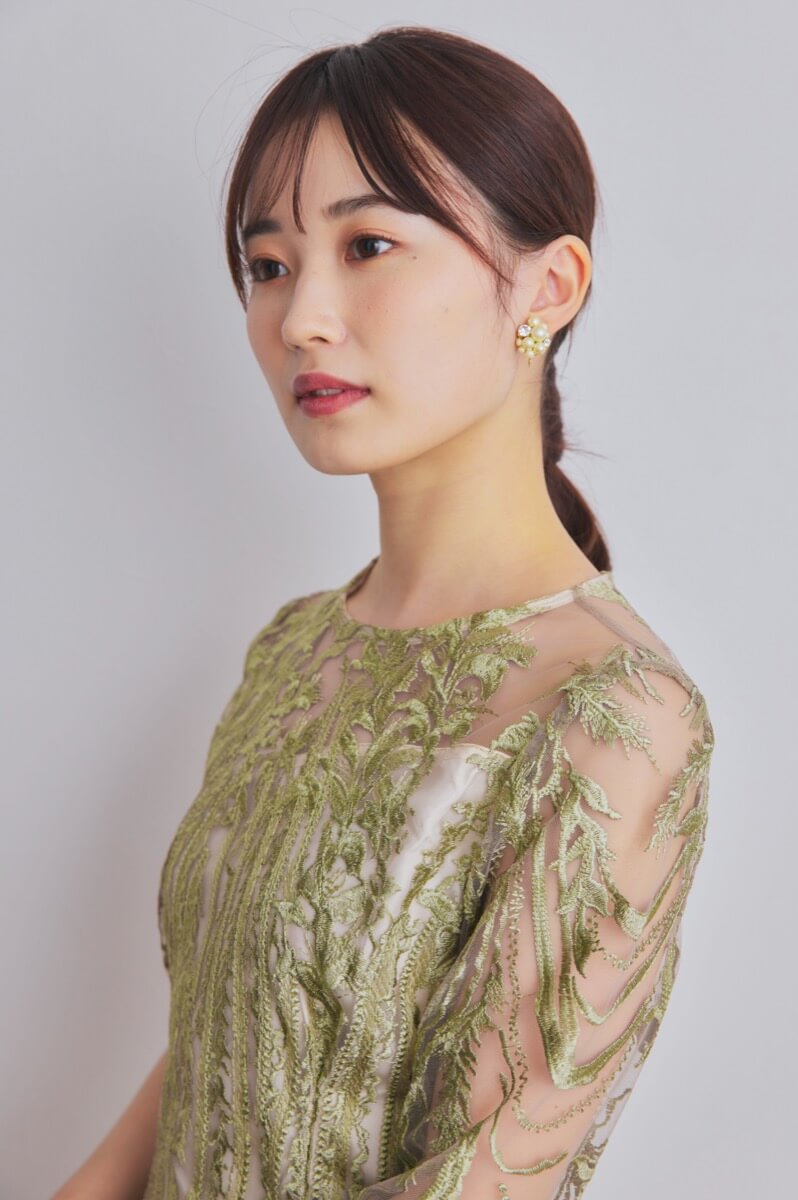 ライトグリーンのボタニカル刺繍ドレス