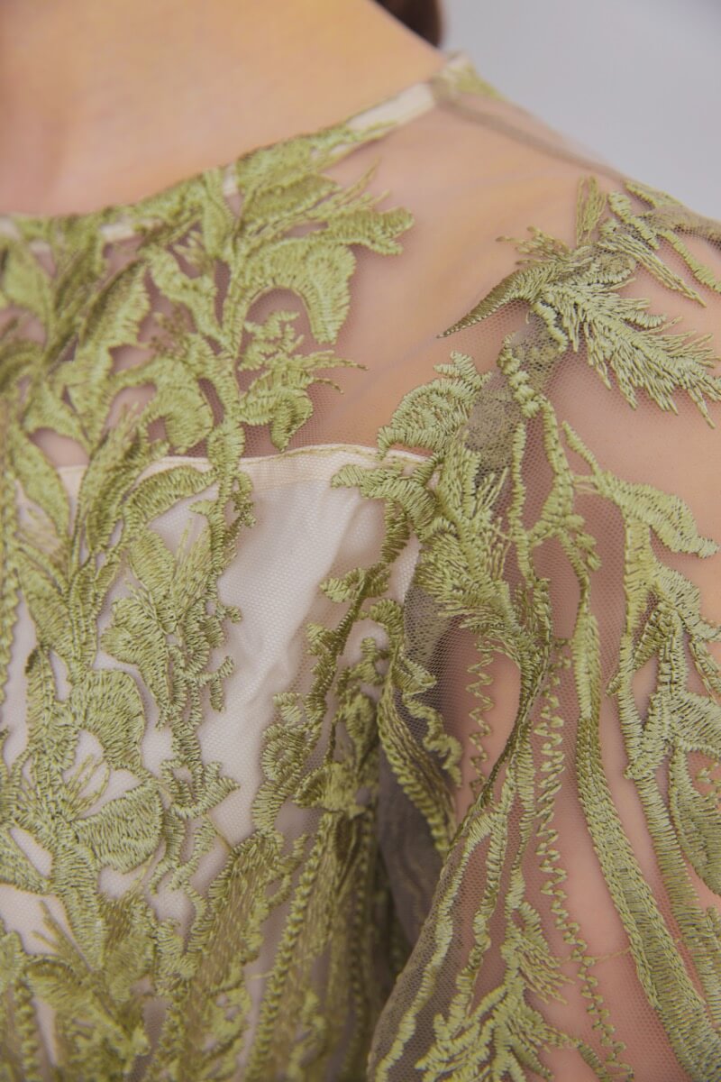 ライトグリーンのボタニカル刺繍ドレス