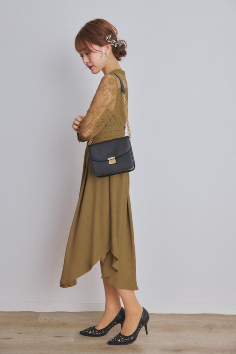 マスタードイエローのイレギュラーヘムドレス