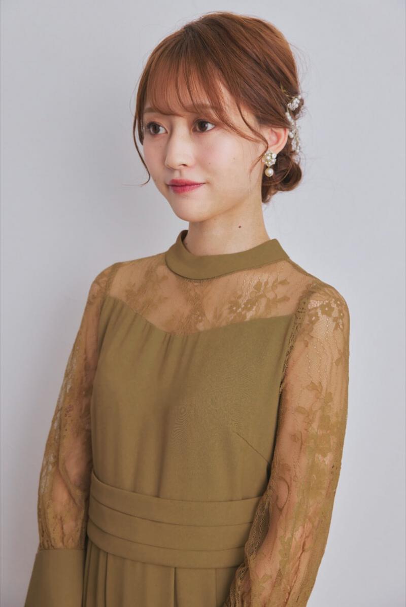 マスタードイエローのイレギュラーヘムドレス