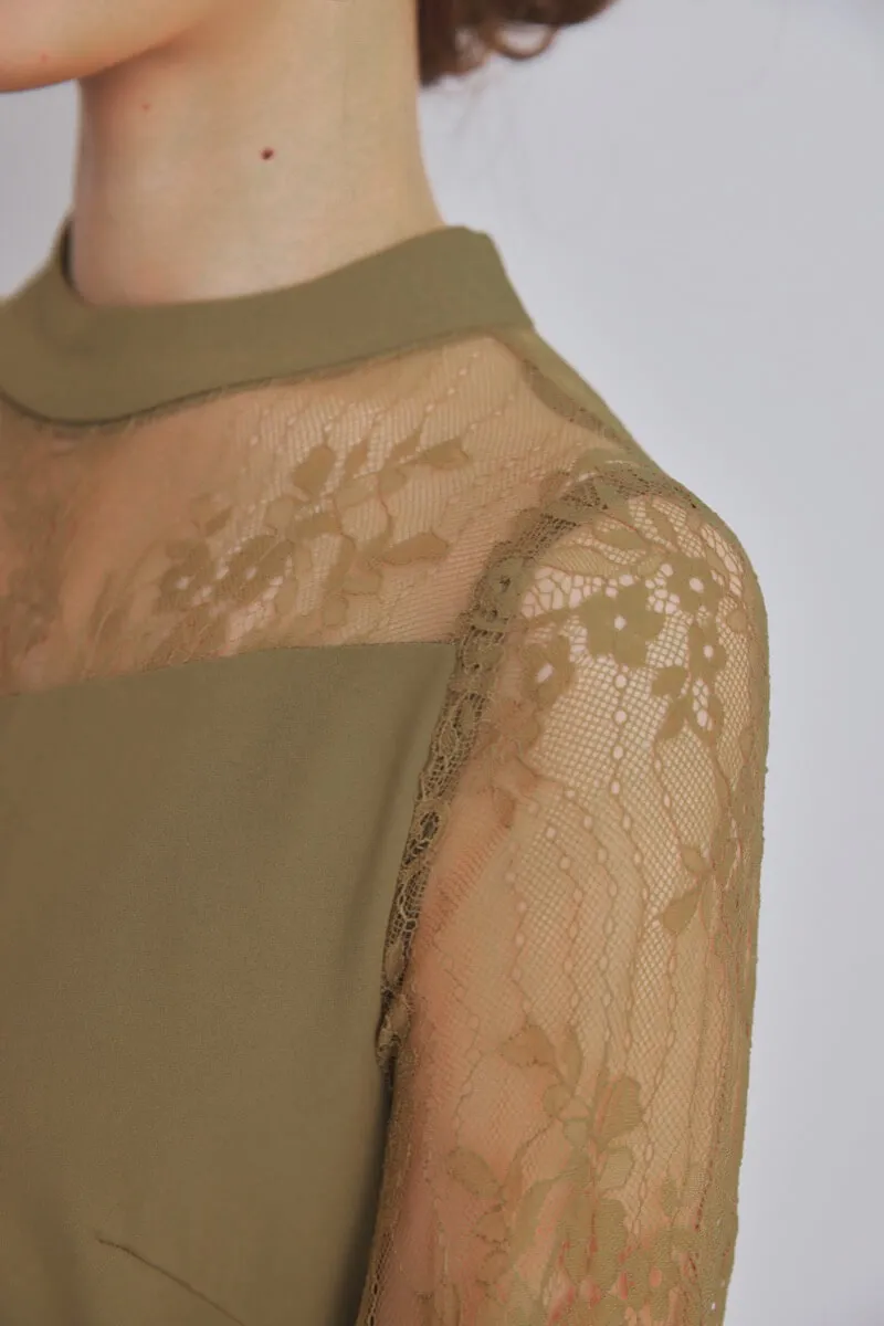 マスタードイエローのイレギュラーヘムドレス