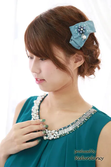 ブルーグリーンのパールビジュー付きウエストリボンドレス