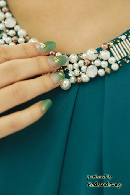 ブルーグリーンのパールビジュー付きウエストリボンドレス