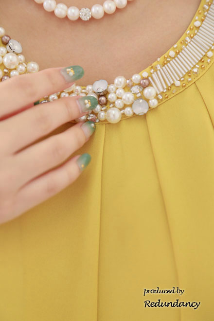 イエローのパールビジュー付きウエストリボンドレス