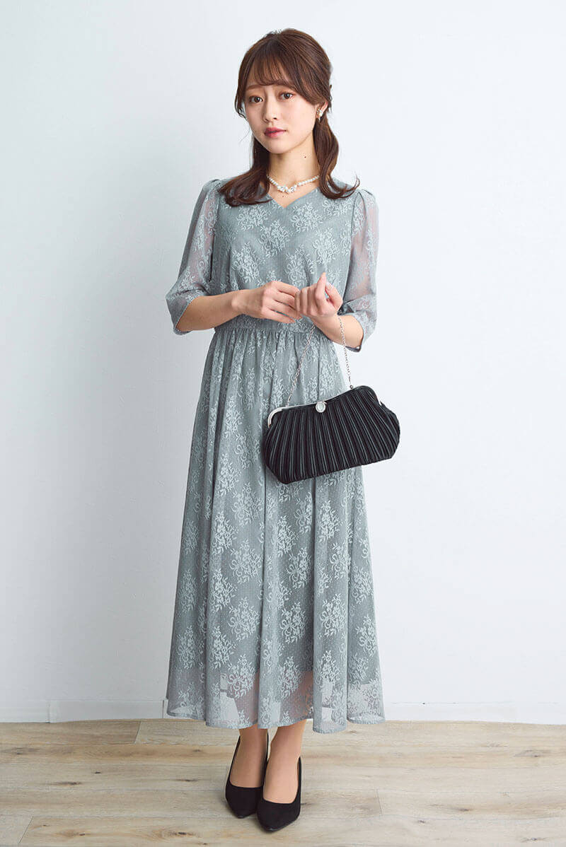 ライトグレーのフラワーブーケレースドレス