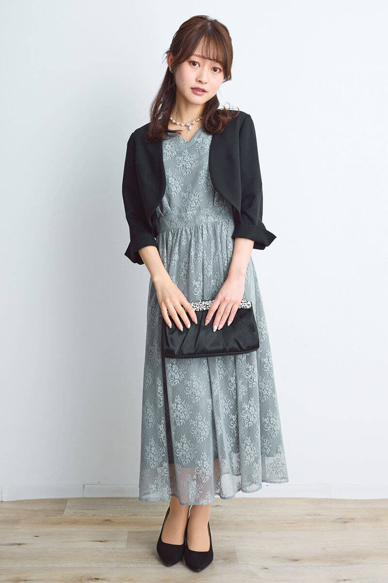 ライトグレーのフラワーブーケレースドレス