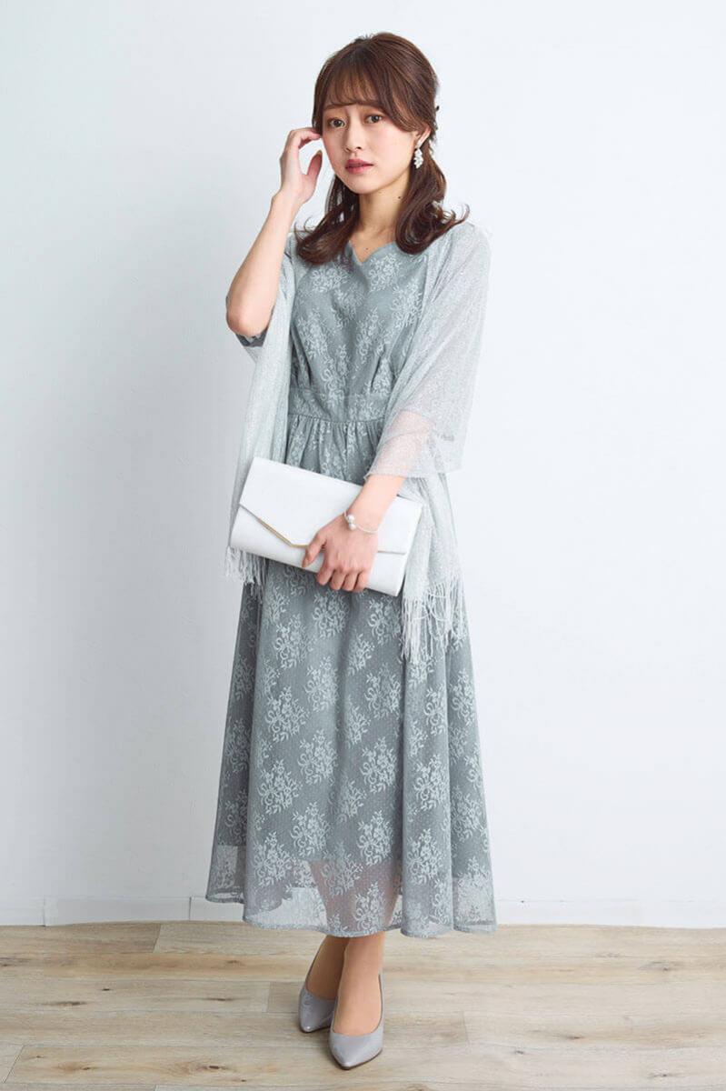 ライトグレーのフラワーブーケレースドレス