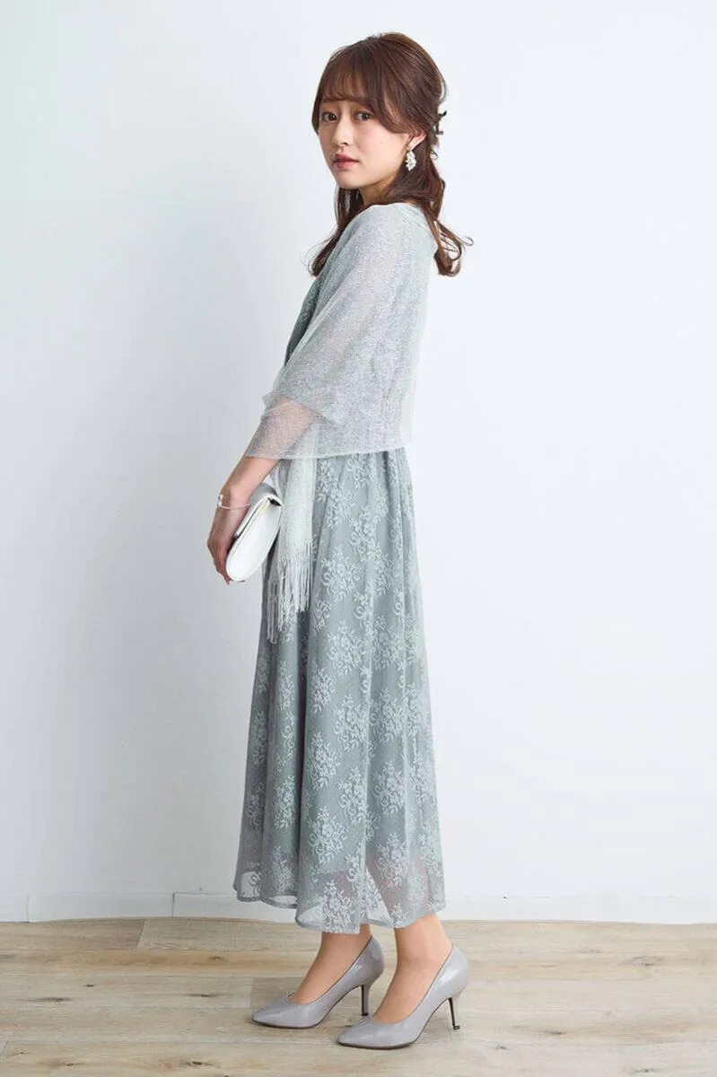 ライトグレーのフラワーブーケレースドレス