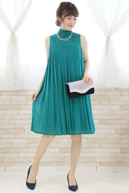 グリーンのAラインプリーツドレス