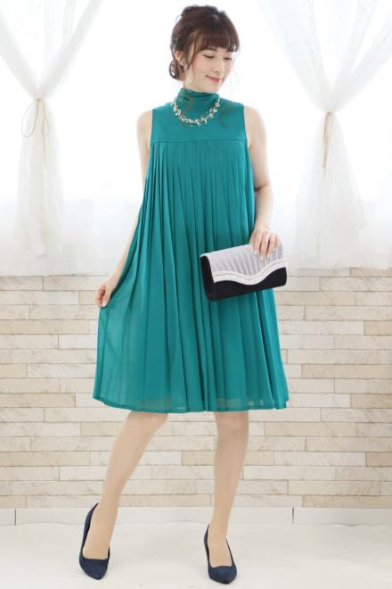 グリーンのAラインプリーツドレス
