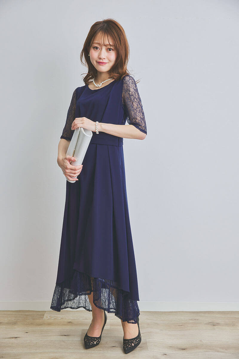 ネイビーのウエストモチーフベルトドレス
