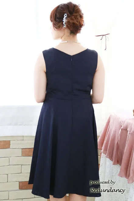 ネイビーの織柄花模様ラメドレス