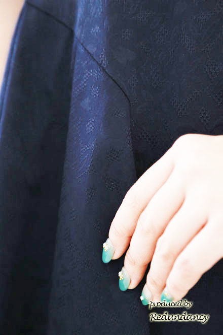 ネイビーの織柄花模様ラメドレス